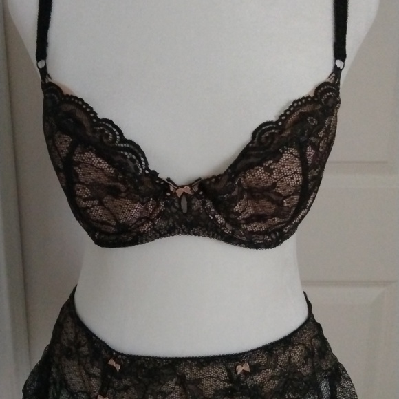 Victoria's secret bra and garter belt medium - Picture 3 of 5